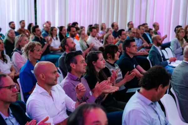 Publiek dat klapt tijdens de Cirkelstad Partnerdag 2025