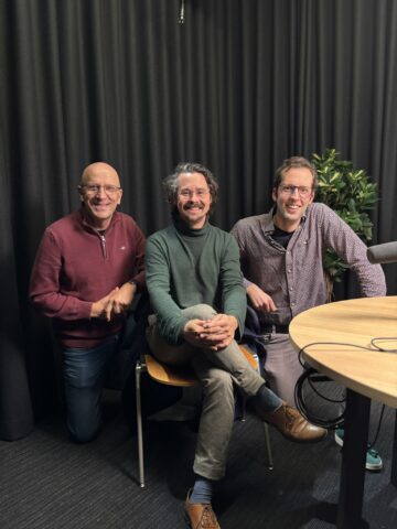 Zegert van der Linde en co-host en Cirkelstad directeur Bert Krikke samen met gastspreker Chandar van der Zanden, teamcoördinator Circulair gebouwde omgeving bij de gemeente Amsterdam.