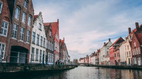 Foto van gebouwen die een kanaal omsluiten, de foto is gemaakt in Brugge, België